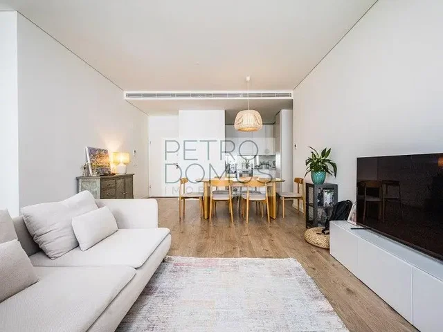 Salon; lumière naturelle, parquet, style moderne