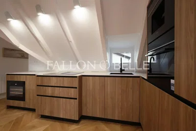 Cocina; electrodomésticos, suelo de madera, luz natural, estilo moderno