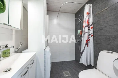 Koupelna; dlažba, přirozené světlo