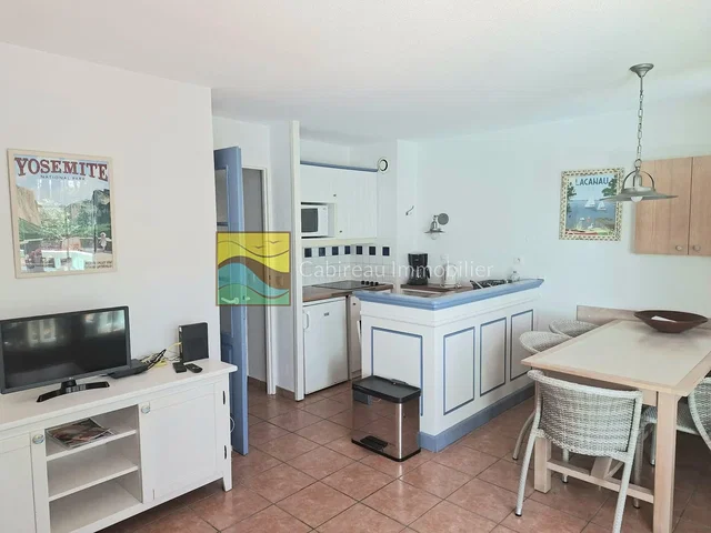 Cucina; pavimento in piastrelle, elettrodomestici