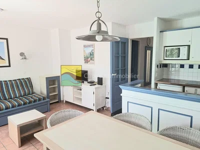 Salon; carrelage, lumière naturelle