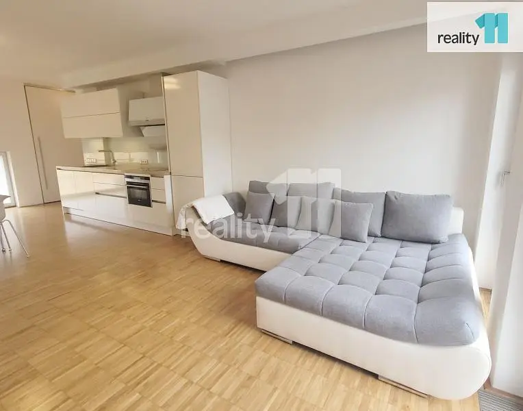 Salon; électroménager, parquet, lumière naturelle