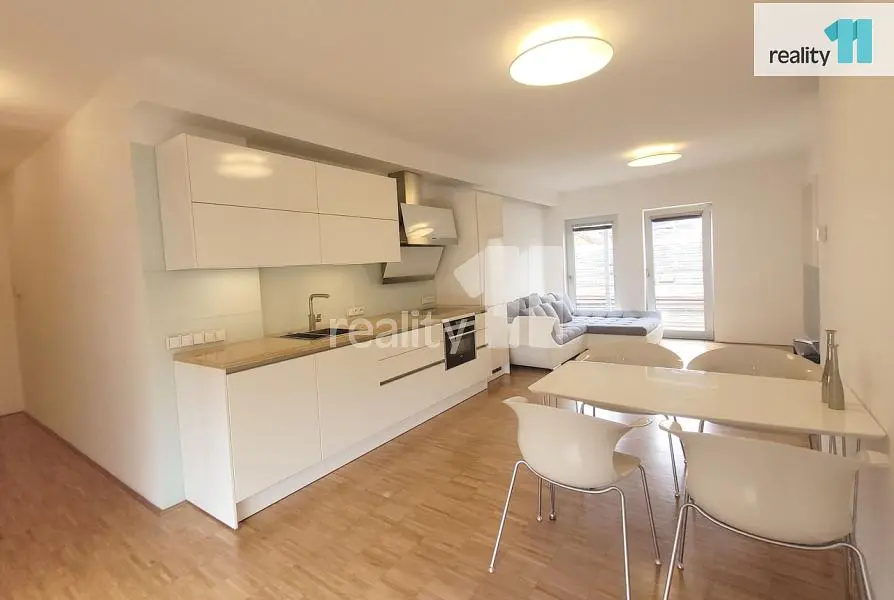 Cuisine; électroménager, parquet, lumière naturelle
