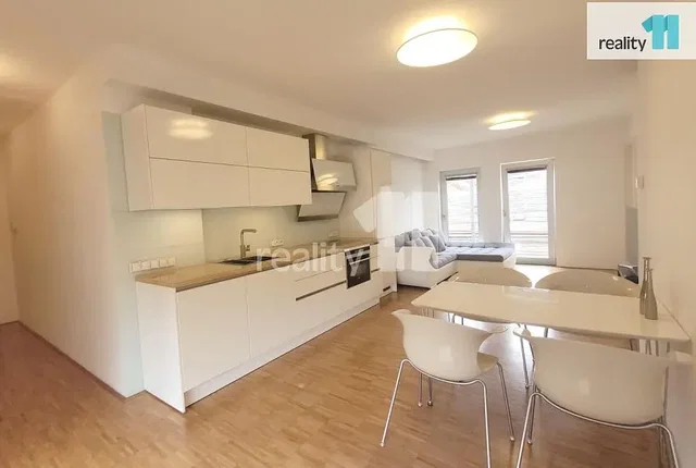 Cuisine; électroménager, parquet, lumière naturelle