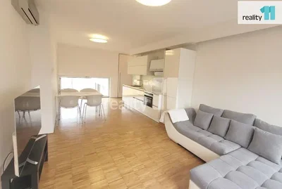 Salon; parquet, lumière naturelle, style moderne, électroménager
