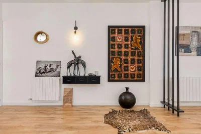 Salon; podłoga drewniana, światło dzienne, styl nowoczesny