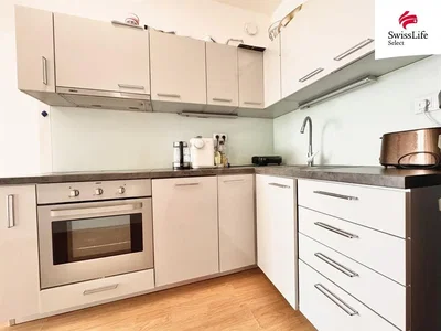 Cuisine; électroménager, parquet, rénové, lumière naturelle