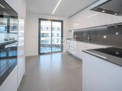 Cuisine; électroménager, carrelage, lumière naturelle