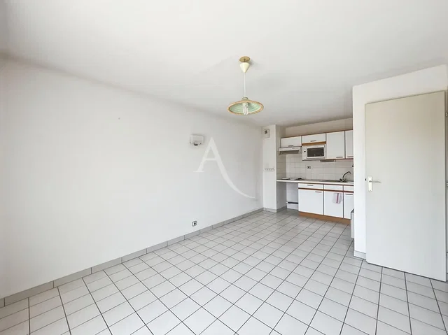 Kitchen; tile floor, kitchen appliances