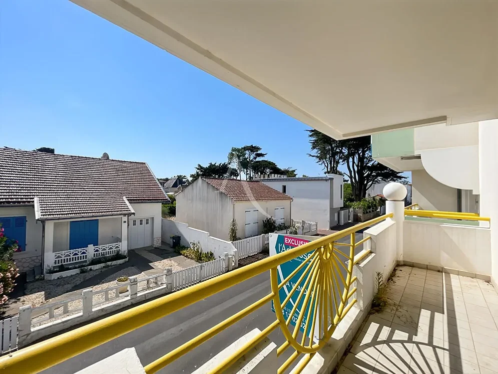 Balcon; carrelage, lumière naturelle, vue