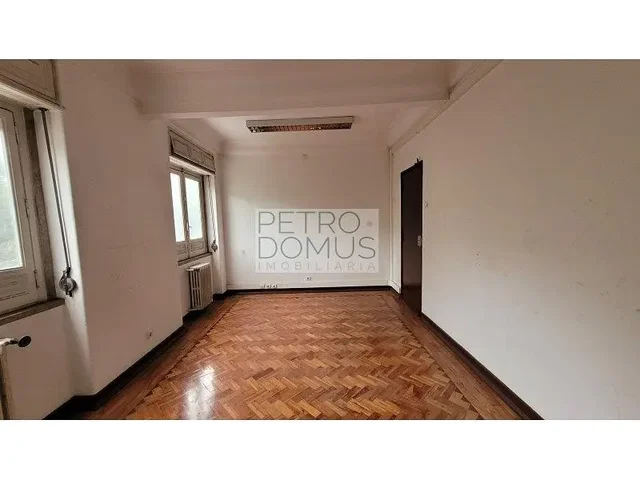 Остало; дрвени под, природно светло