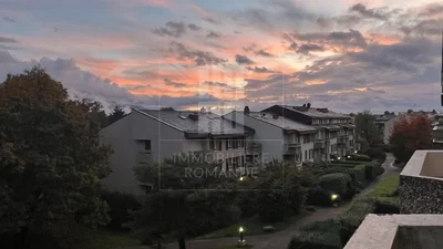 Casa y alrededores; vista, luz natural