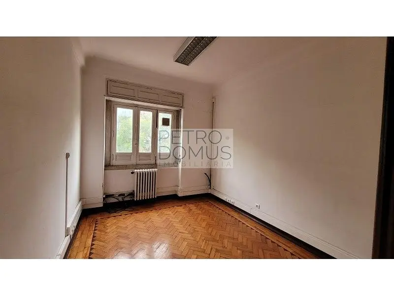Dormitorio; suelo de madera, luz natural