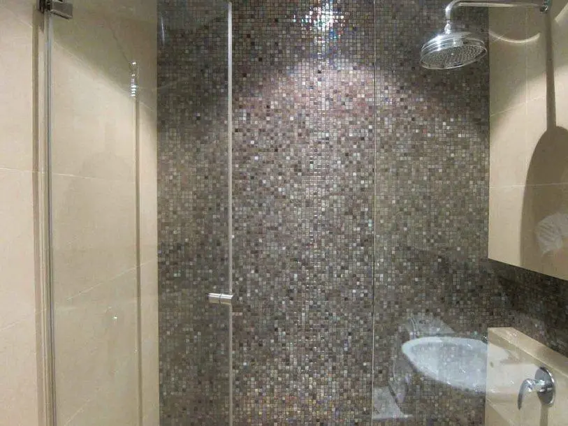Badezimmer; fliesenboden, tageslicht
