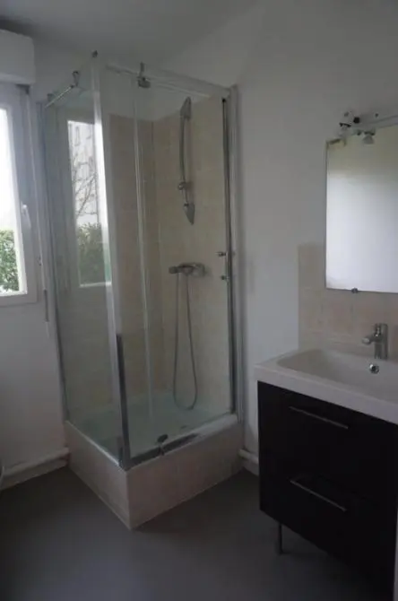 Salle de bain; lumière naturelle, carrelage