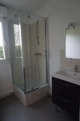 Salle de bain; lumière naturelle, carrelage