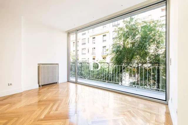 Woonkamer; houten vloer, natuurlijk licht, uitzicht