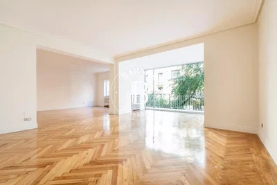 Obývačka; drevená podlaha, prirodzené svetlo, výhľad