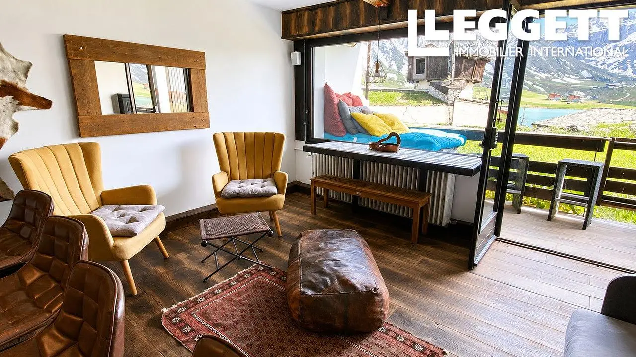 Obývací pokoj; výhled, přirozené světlo, rustikální styl