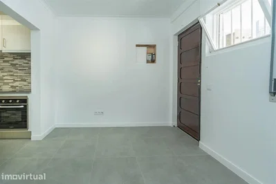 Kuhinja; pločice, kuhinjski aparati, prirodno svjetlo