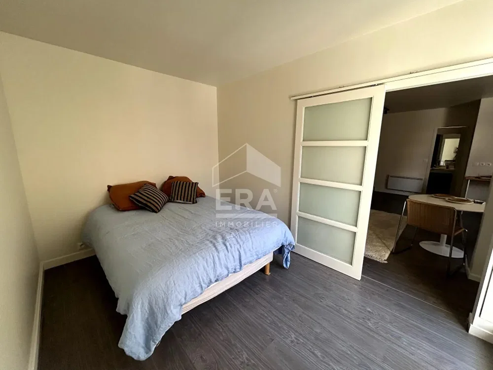 Schlafzimmer; holzboden, tageslicht