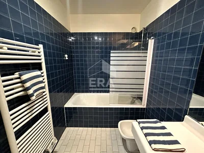 Badezimmer; fliesenboden, tageslicht