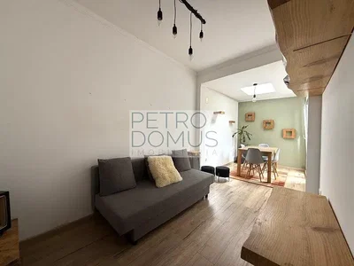 Salon; parquet, lumière naturelle, style moderne