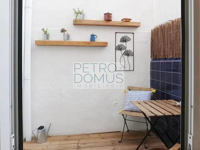 Balcon; parquet, lumière naturelle