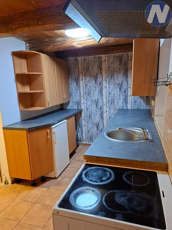 Кухиња; кухињски апарати, потребна реновација, дрвене греде, плочице