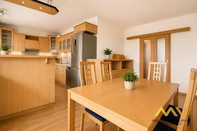 Keuken; keukenapparatuur, houten vloer, natuurlijk licht