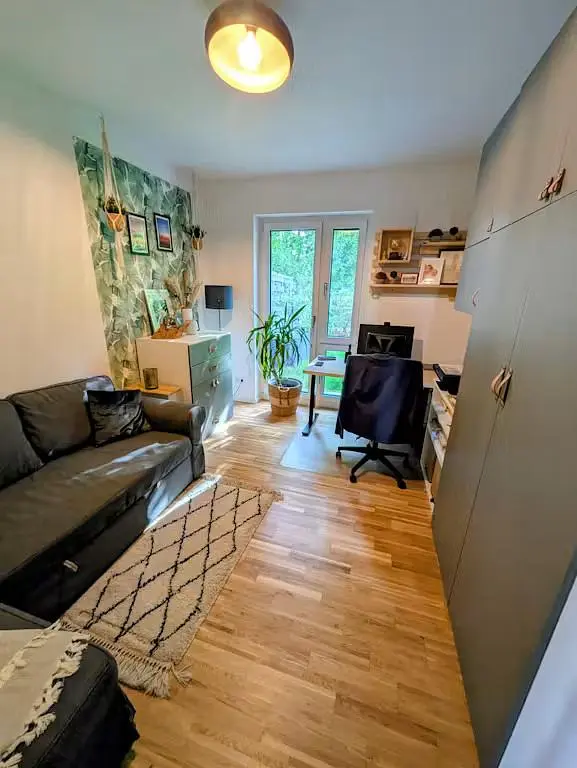 Wohnzimmer; holzboden, tageslicht