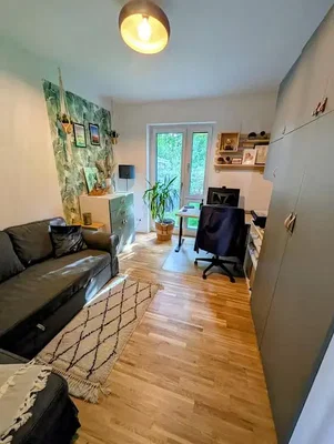 Wohnzimmer; holzboden, tageslicht