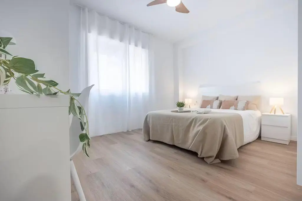 Dormitorio; suelo de madera, luz natural