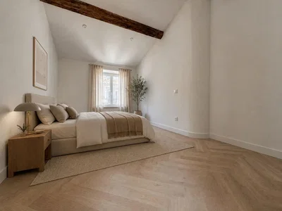 Slaapkamer; houten balken, houten vloer, natuurlijk licht