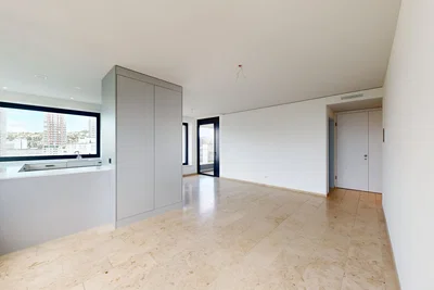 Woonkamer; uitzicht, tegelvloer, natuurlijk licht