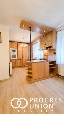 Keuken; keukenapparatuur, houten vloer, natuurlijk licht