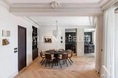 Wohnzimmer; holzboden, tageslicht, moderner stil