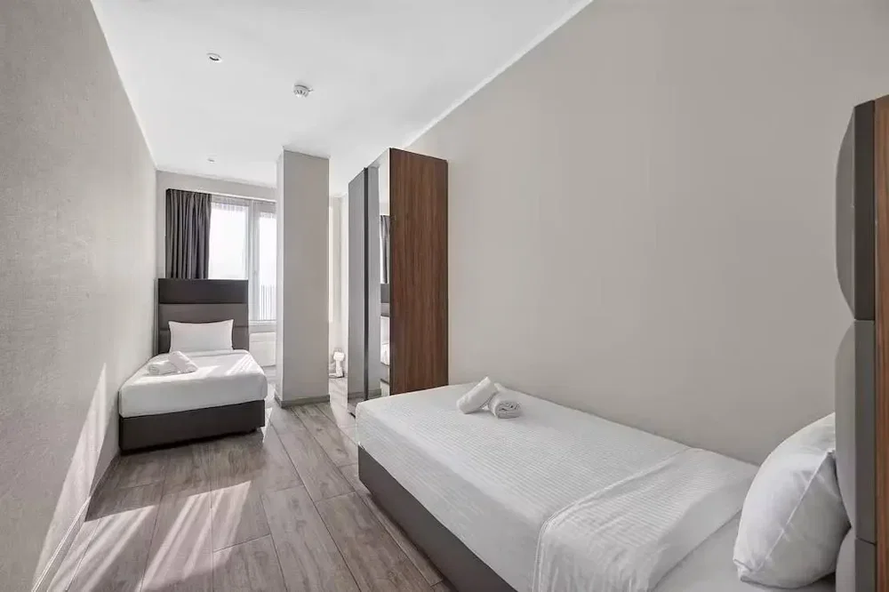 Slaapkamer; natuurlijk licht, houten vloer