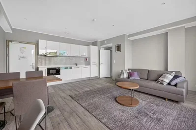 Wohnzimmer; küchengeräte, tageslicht, moderner stil, holzboden
