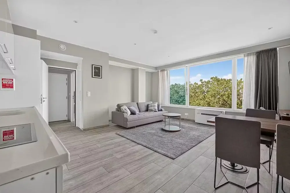 Wohnzimmer; blick, tageslicht, moderner stil, holzboden