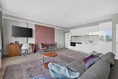 Wohnzimmer; tageslicht, holzboden, moderner stil, küchengeräte