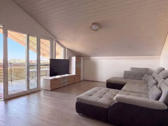 Soggiorno; luce naturale, pavimento in legno, vista