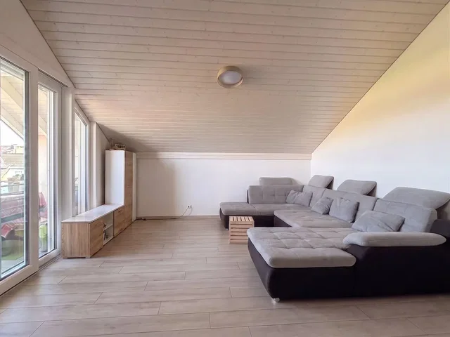 Soggiorno; luce naturale, travi in legno, pavimento in piastrelle