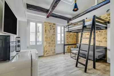 Schlafzimmer; holzbalken, fliesenboden, tageslicht