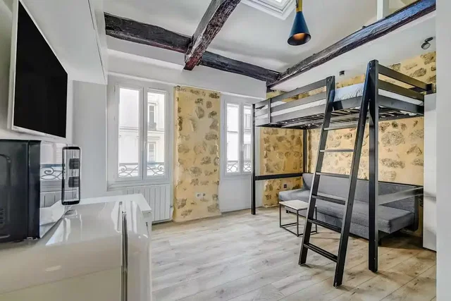 Schlafzimmer; holzbalken, fliesenboden, tageslicht