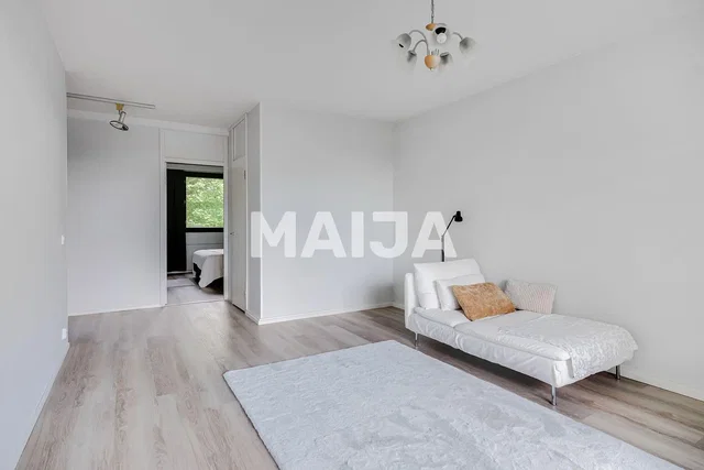 Obývací pokoj; přirozené světlo, dřevěná podlaha
