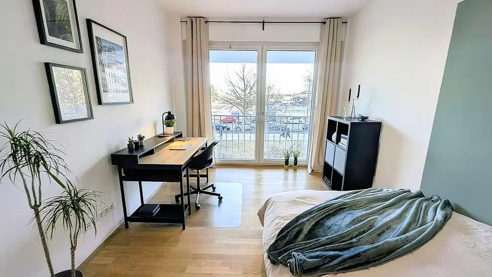 Slaapkamer; houten vloer, natuurlijk licht