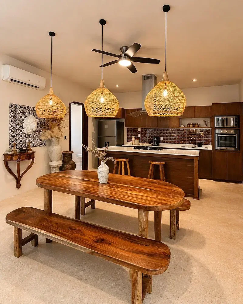 Cucina; elettrodomestici, pavimento in legno, luce naturale, stile rustico