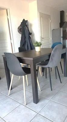 Eetkamer; tegelvloer, natuurlijk licht