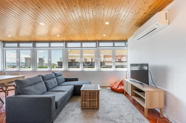 Wohnzimmer; blick, tageslicht, moderner stil, holzbalken